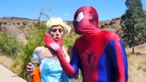 Spiderman es Hechizado por Maléfica Sirena w Congelado Elsa vs policía, Hulk Superhéroe de la Diversión :