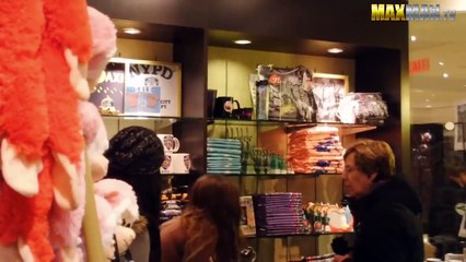 Elle marche dans la rue avec une culotte vibrante