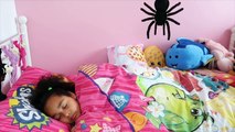 GIANT SPIDERS ATTACK GIRL COMPILATION MOVIE - Toys AndMe Skit-SKkK83l9