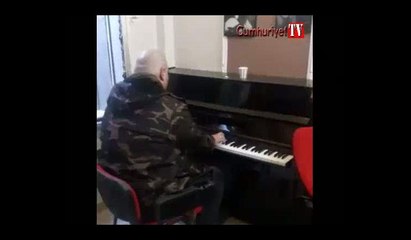 Kundaklanan Müjdat Gezen Sanat Merkezi'nde İzmir Marşı