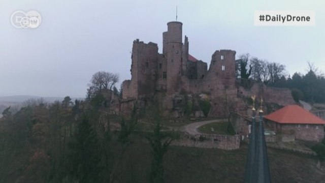 Um voo de drone sobre as ruínas do castelo de Hanstein