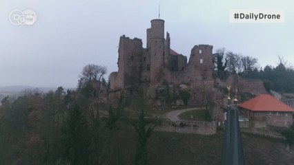 Um voo de drone sobre as ruínas do castelo de Hanstein