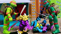 Teenage Mutant Ninja Turtles Spittin' Raphael Giant Robot Spills Oil on Triceraton and Slash Mutants-8eXUyj