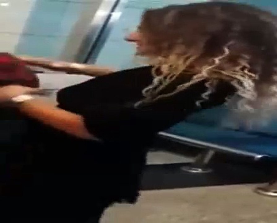 بالفيديو.. إخلاء سبيل "سيدة المطار" بكفالة 20 ألف جنيه فى اتهامها بحيازة مواد مخدرة