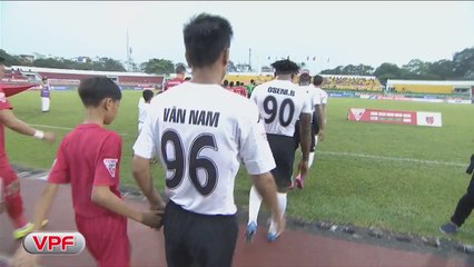 Une équipe pète les plomb et laisse l'adversaire marquer trois fois suite à un penalty litigieux