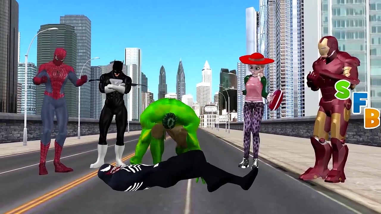 Rosa Spidergirl y Spiderman y Venom Bailando en el Coche! Los superhéroes de Película Divertida en Real de Li