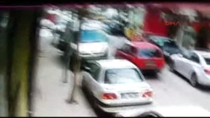 Aksaray'da Otomobilin Camı Kırıp Çantanın Çalınma Anı Güvenlik Kamerasına Yansıdı