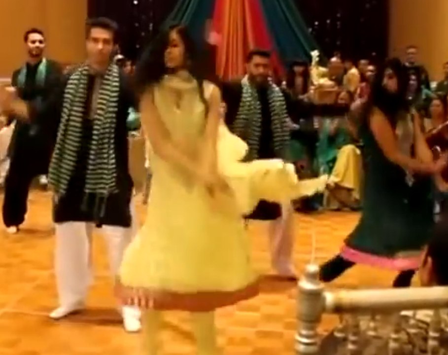 Wedding Dance 2017#Mehndi Dance Beautiful Girls and Handsome Boy