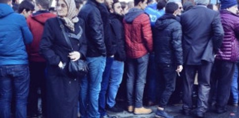 Trabzon'da Bilet Kuyruğunda Bekleyen Teyze Sosyal Medyada Çok Konuşuldu