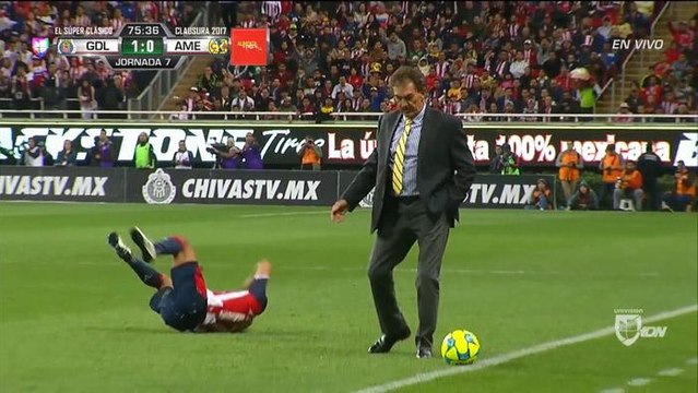 Técnico do América é expulso após derrubar jogador adversário no México