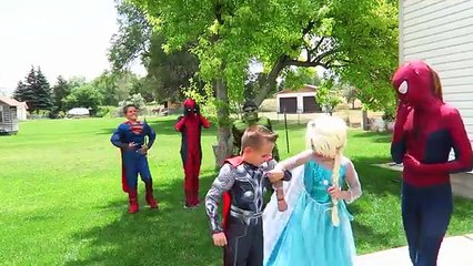 Télécharger la video: Superman Supergirl Super BABY vs Maleficent Spidergirl Spider-man Elsa LOVE Joker Funny Compilation