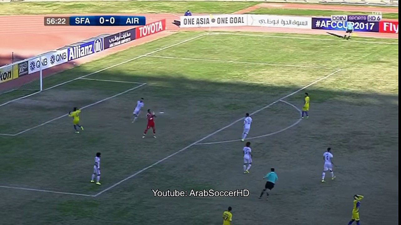 العارضة تمنع حارس القوة الجوية فهد طالب من تسجيل هدف في مرمى الصفاء اللبناني - كأس الاتحاد الآسيوي