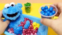 Learn Colors - Cookie Monster Bath Time Playing with Pez & Gumballs - Surprise Toys Learni