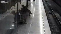 Un homme courageux se jette sur les rails du métro pour sauver un enfant de 8 ans