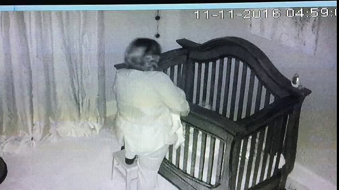 Regardez comment cette grand-mère a tombe dans le berceau quand elle déposait sa petite fille