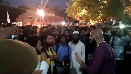 Tariq Fateh thrashed by Indian students In India