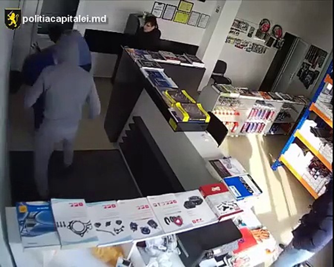 ⁣Из 13 ушли 10: в Молдове директор автосервиса расстрелял банду уголовников