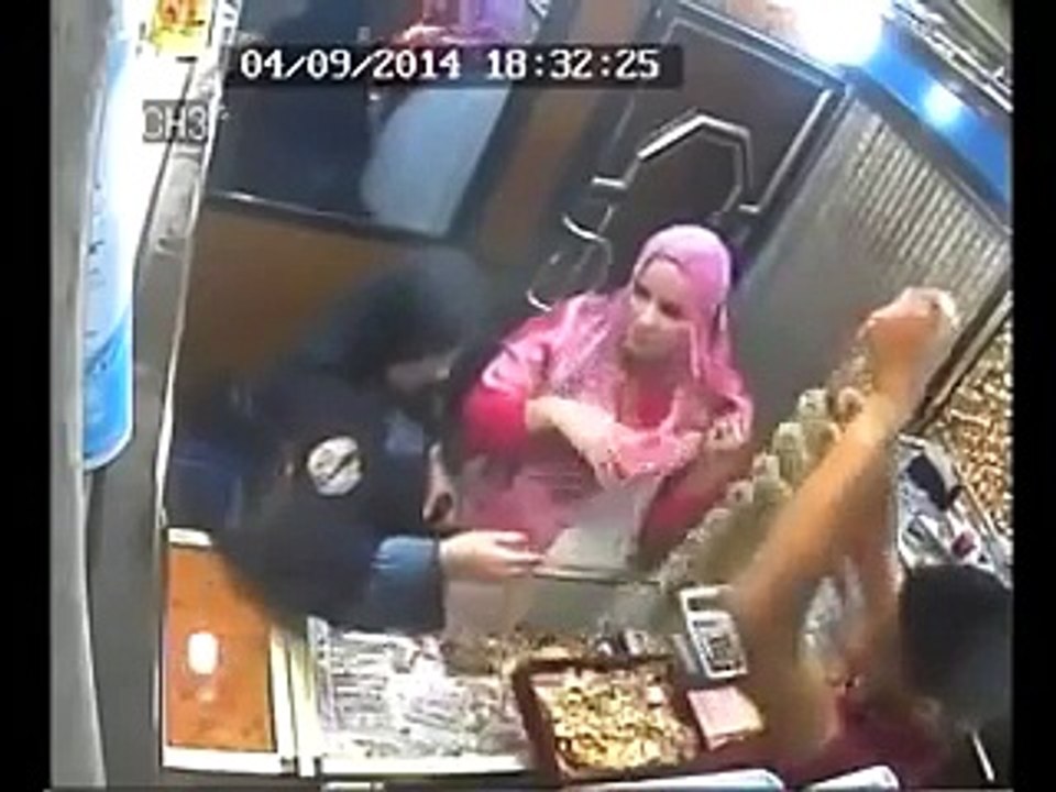 شاهد بالفيديو كيف يتم  سرقة المجوهرات