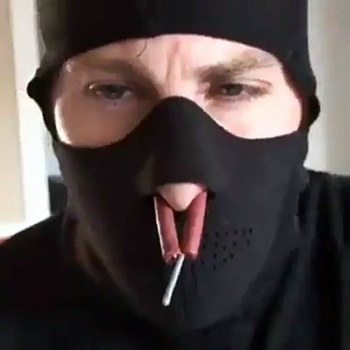 Régis se fait exploser un pétard dans la bouche