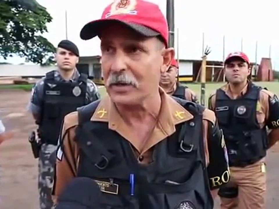 SARGENTO FAHUR DESAFIA TRAFICANTE A BUSCAR A DROGA E CHAMA TODOS DE CAGÃO