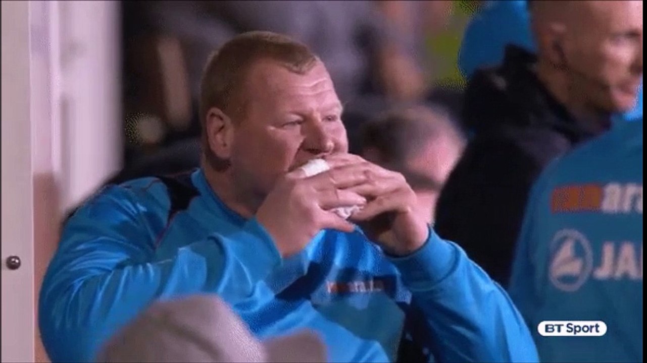Sutton's Second Keeper Wayne Shaw Eats A Sandwich vs Arsenal!