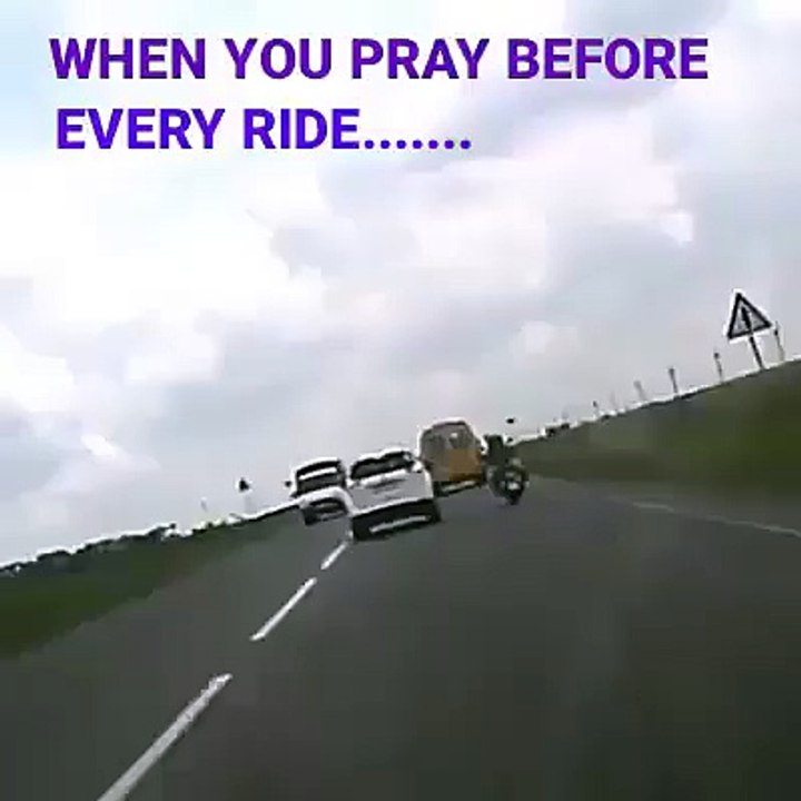 Acidente brutal na Rússia! Moto envolvida.