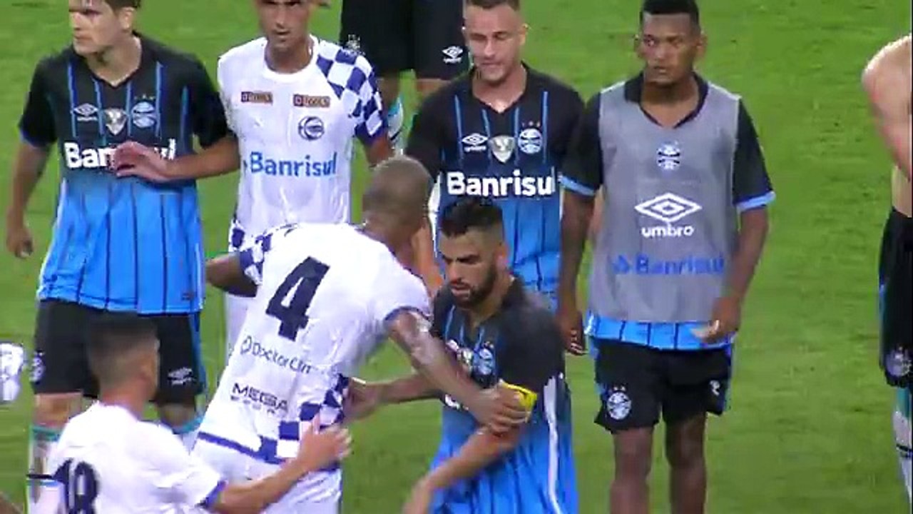 Vaiado em empate, Maicon discute com torcedor "Não foi só erro meu"