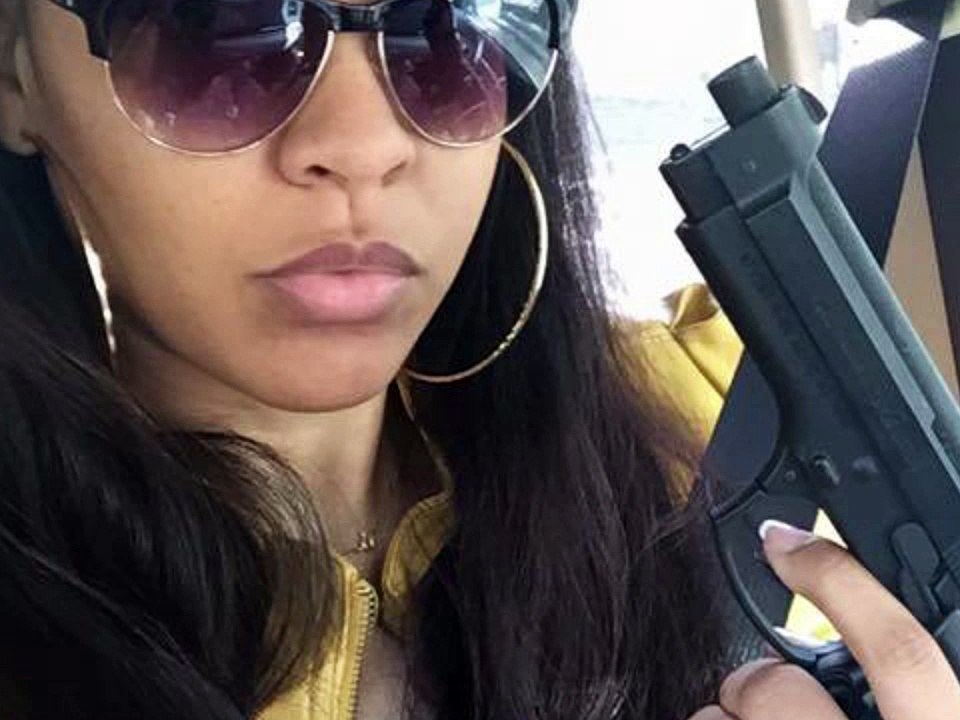 Karina insulte un de ses ex, aussi ex footballeur qui le menacait de divulguer les photos où elle est nue