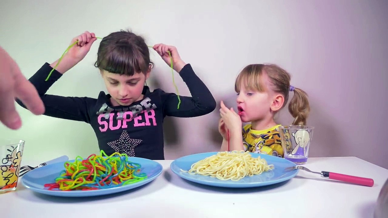 REAL VS GUMMY FOOD CHALLENGE • Trucs réels VS Bonbons - Studio Bubble Tea-sKvR1dxmjJE