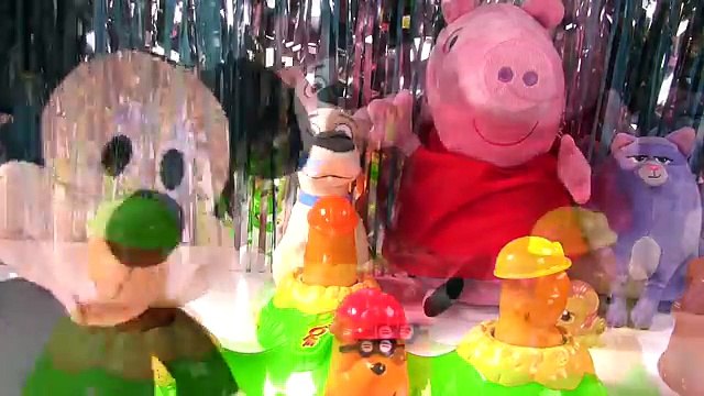 Тайная жизнь домашних животных Хлоя Макс, свинка Пеппа и Микки Маус играть ударить моль с игрушкой сюрпризов!