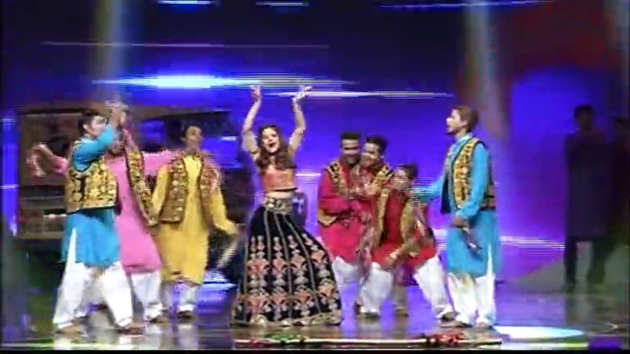Ayesha Omer dance Performance l Lux Style Awards 2015 l on T