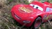 Дисней Pixar автомобили гонка молния Маккуин, Мэтр, Маттел игрушки играть Мега приколы автомобили видео для детей!