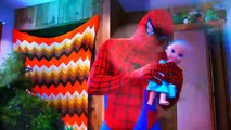 Congelados Elsa y Spiderman vs ANGRY BIRDS ROJO! w/ Maléfica y Bromista Broma