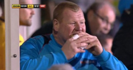 Arsenal Maçında 45 Yaşındaki Kaleci Yedek Kulübesinde Karnını Doyurdu