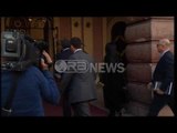 Donald Lu mbërrin në Kryesinë e Kuvendit-Ora News- Lajmi i fundit-
