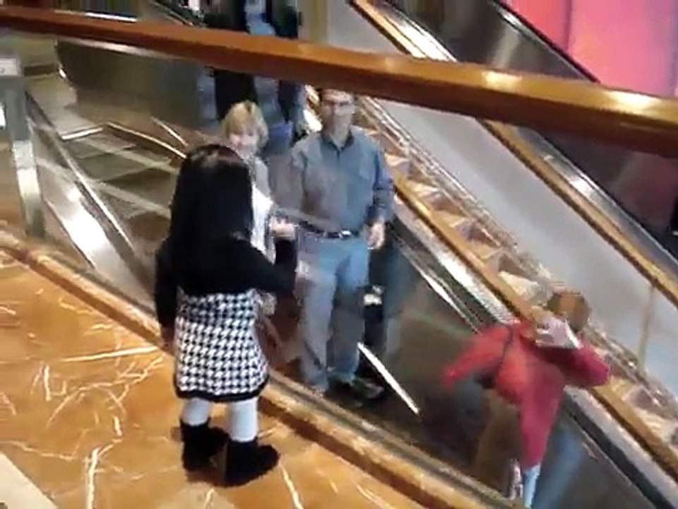 Devojčica nije znala da je snimaju: Pogledajte šta je radila u tržnom centru!