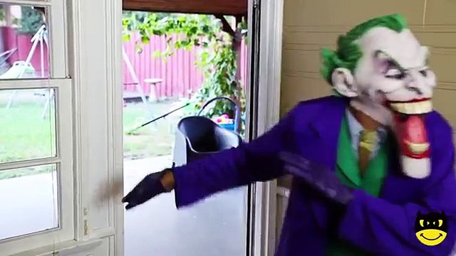 VAMPIRO Frozen Elsa y Anna BROMA! w/ Spiderman Joker Cárcel Hulk Rapunzel Mini Juguetes! Superhe