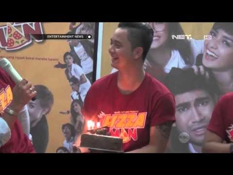 Derby Romero mendapat kejutan ulang tahun di acara premiere film