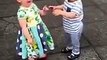 Regardez la réaction de ces deux enfants de 3 ans lorsqu’ils ont tenté leur premier baiser…