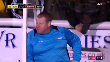 Quand Wayne Shaw, 45 ans, gardien remplaçant de Sutton United (5ème division) mange une tarte pendant le match face à Ar