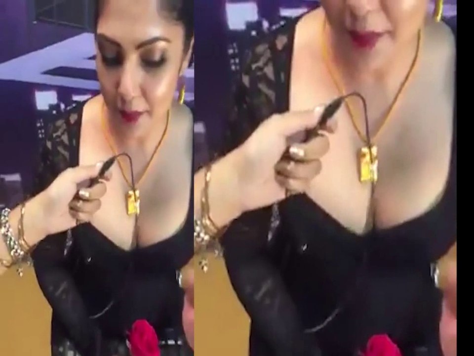 Kamalinee Mukherjee Hot Embarrassing In Vanitha Filim Award 2017