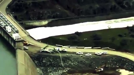 Oroville Dam nearly to collapse 200,000 Californians forced to evacuate-GfJwrghQO7U