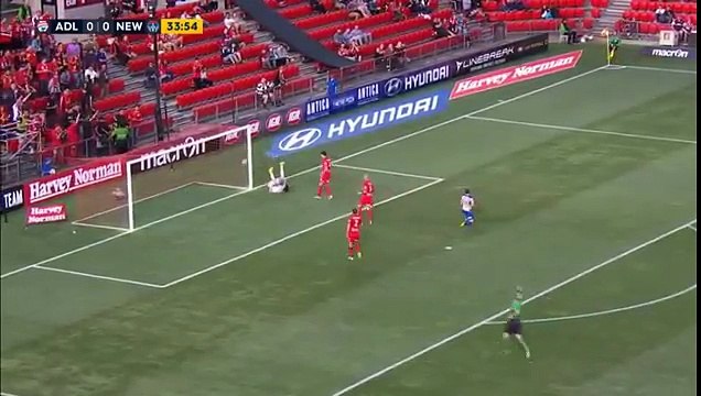 Un gardien australien percute violemment le poteau avec sa tête après un arrêt spectaculaire