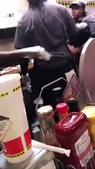 Des cuisiniers se bagarrent dans un restaurant