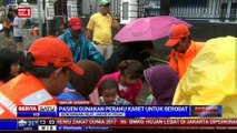 Banjir Jakarta, Pasien Gunakan Perahu Karet Untuk Berobat