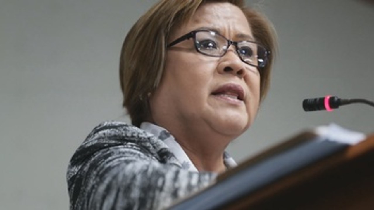 La senadora Leila de Lima llama "asesino en serie" a Duterte
