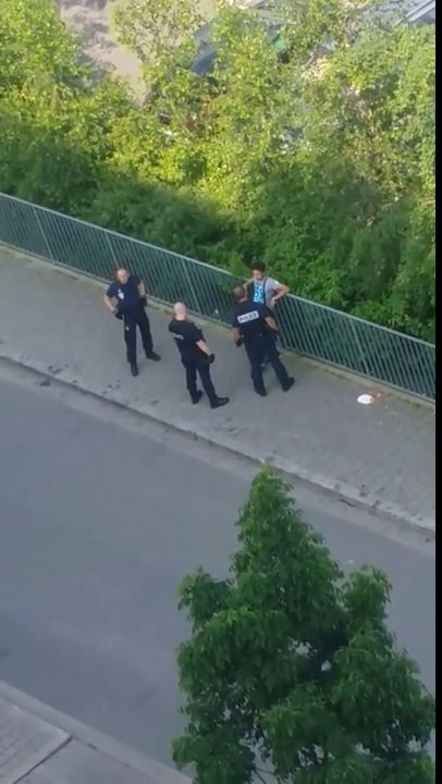 La Police de Lille sud qui jette un téléphone d'un mineur