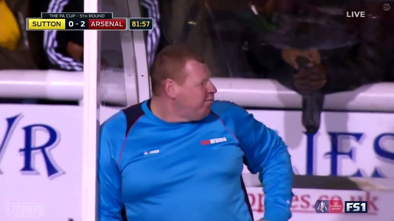 Foot :  Sur le banc, il mange un sandwich en plein match contre Arsenal  !