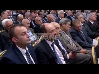 Ismail Kadare nderohet me “Dekoratën e Flamurit Kombëtar”- Ora News- Lajm i fundit