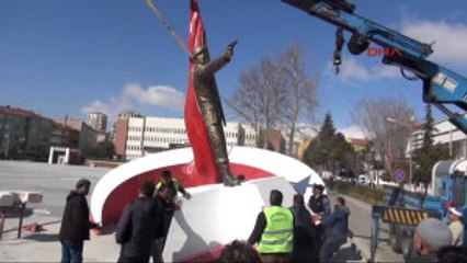 Niğde Ömer Halisdemir'in Heykeli Dikildi